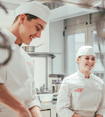 Etudiants en école de pâtisserie